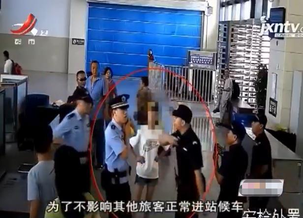 少女強(qiáng)行沖安檢被阻，稱舍不得朋友離開：我和他就好到和親人一樣