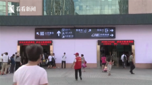 5把刀！這位70歲的老人在提著包通過安檢并打開時(shí)感到震驚