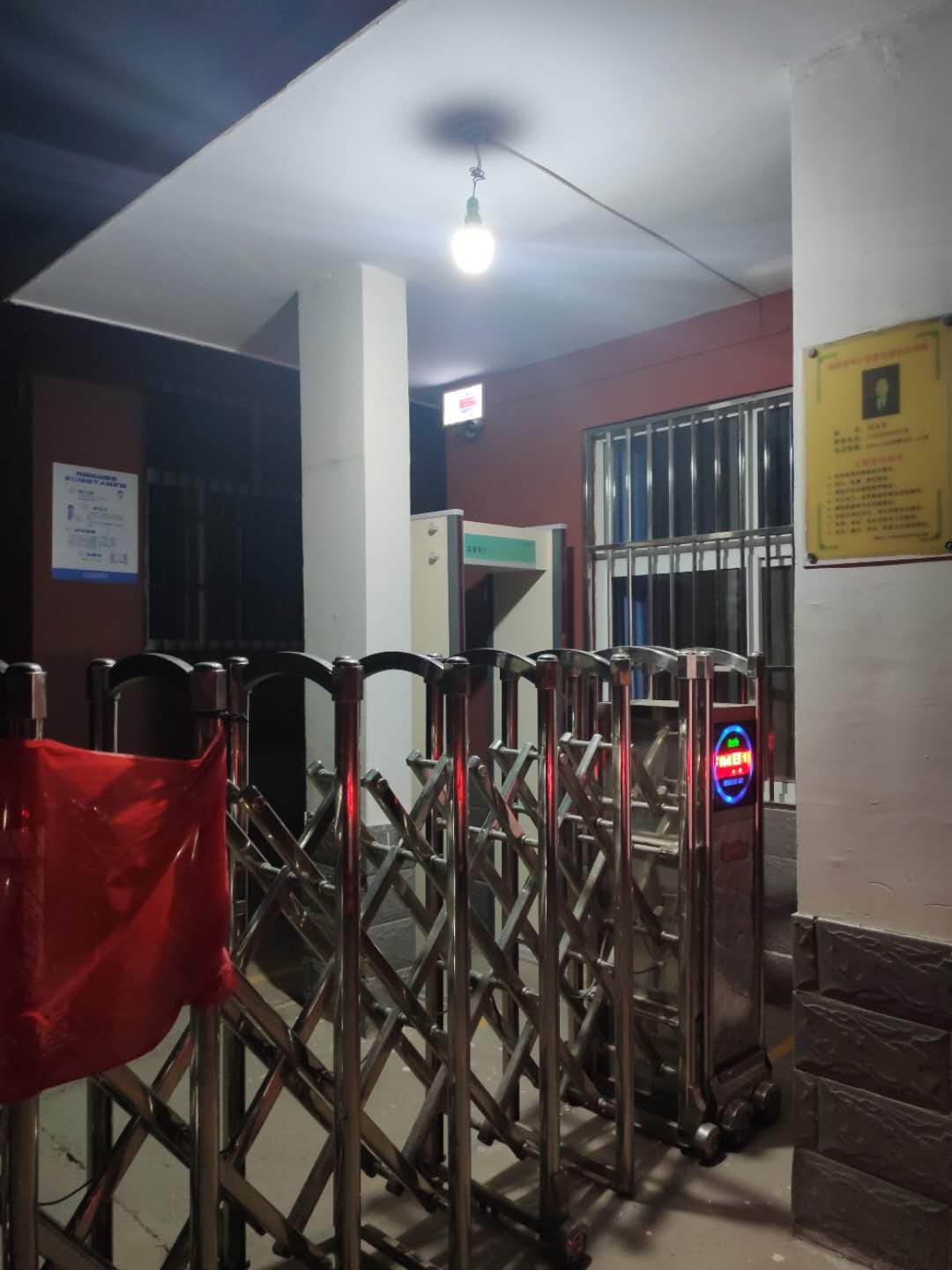 土林頭小學(xué)測(cè)溫門(mén)安裝現(xiàn)場(chǎng)