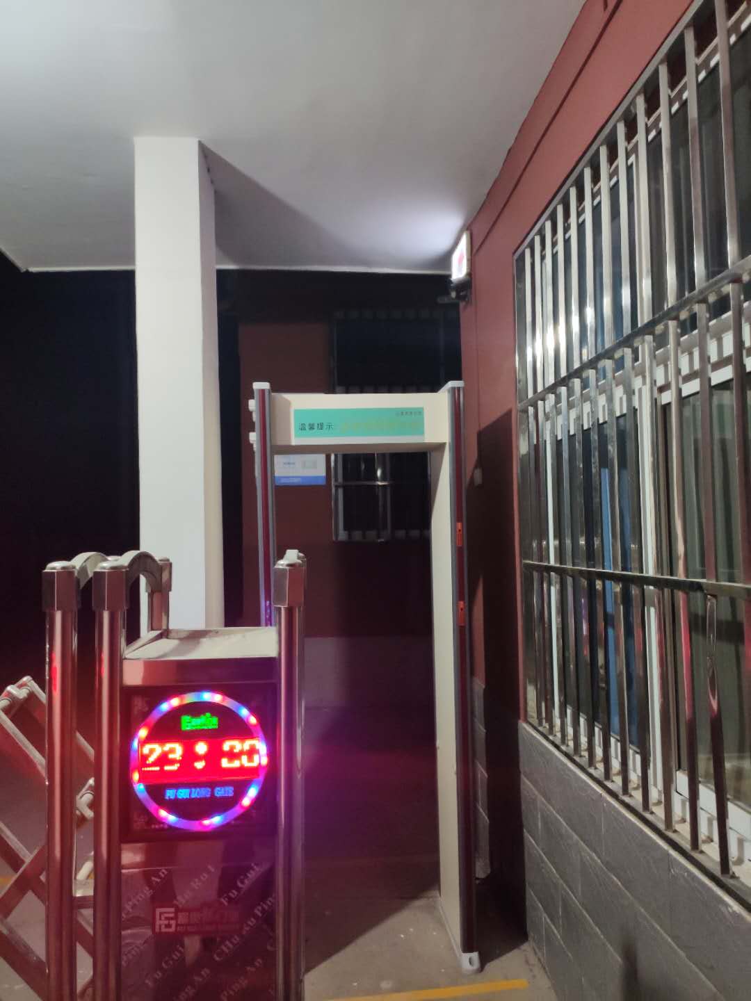 土林頭小學(xué)測(cè)溫門(mén)安裝現(xiàn)場(chǎng)